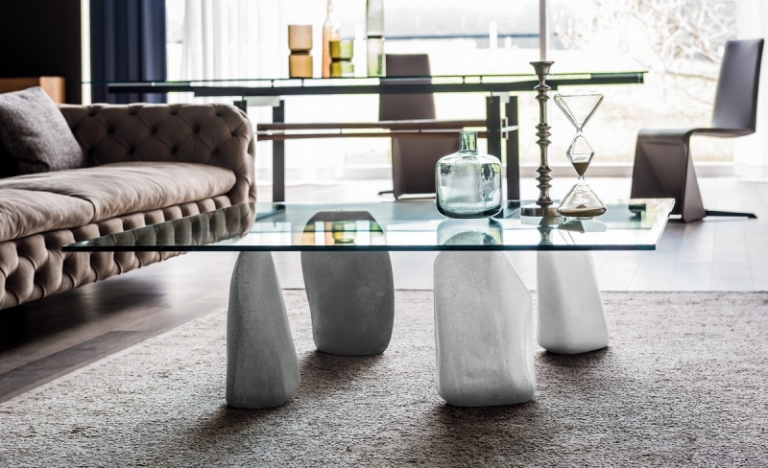 table-salon-design-plateau-verre-pieds-blocs-béton