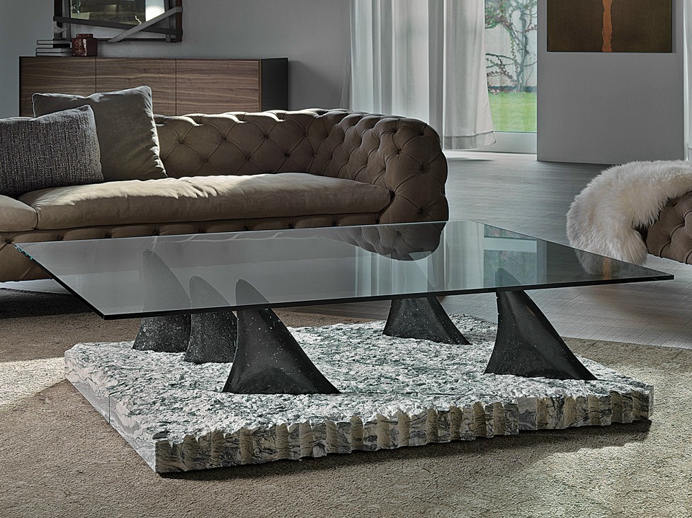 table-salon-design-verre-métal-pierre-nageoires-dorsales-requins