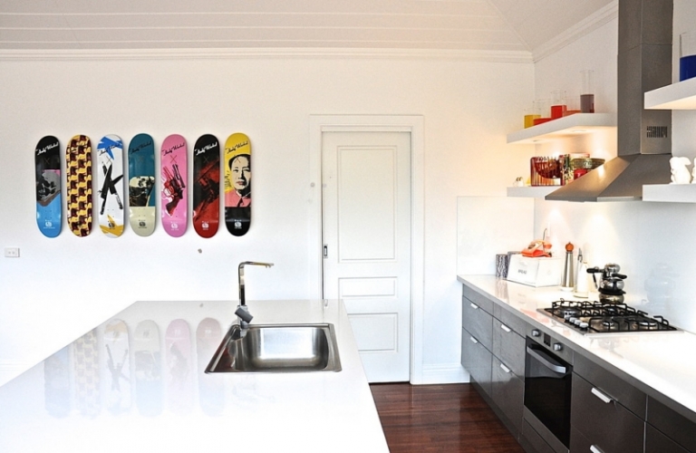 tableau-cuisine-plusieurs-pièces-colorées-forme-skateboard