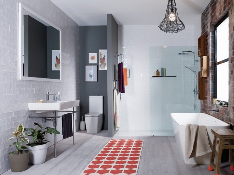 tableau-salle-bain-cadres-images-vintage-tapis-mur-brique-blanche