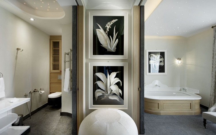 tableau-salle-bain-images-noir-blanc-cadres-tablier-baignoire-bois