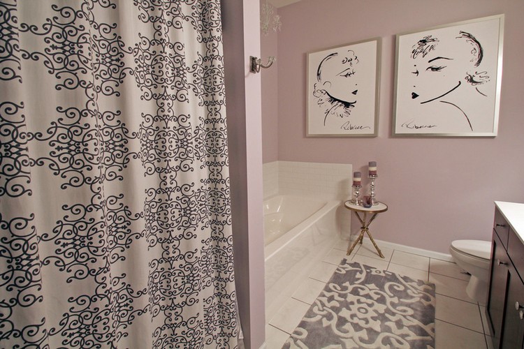 tableau-salle-bain-images-portrait-stylisés-graphiques-mur-rose-poudré