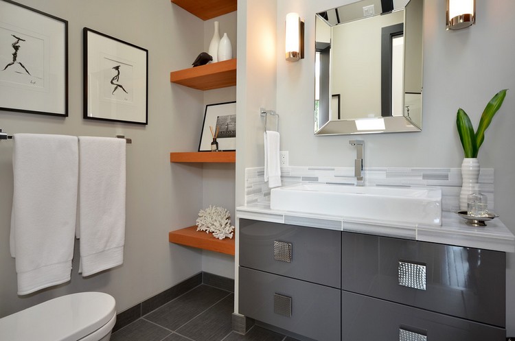 tableau-salle-bain-style-graphique-étagères-orange-miroir-bords-biseautés