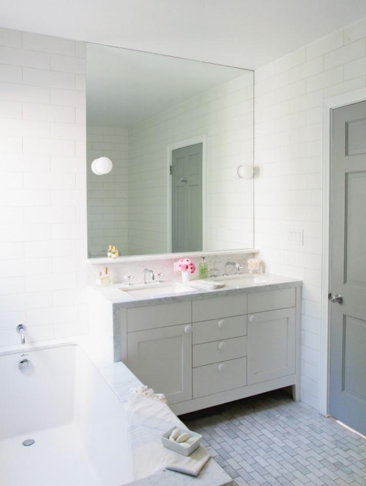 tablier-baignoire-blanc-meuble-troirs-blanc-grand-miroir-rectangulaire