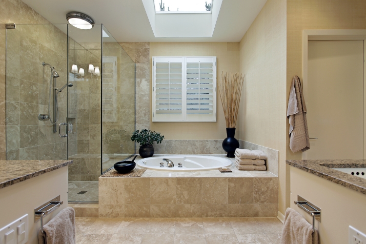 tablier de baignoire carrelage-beige-clair-murs-assortis-mobilier-moderne