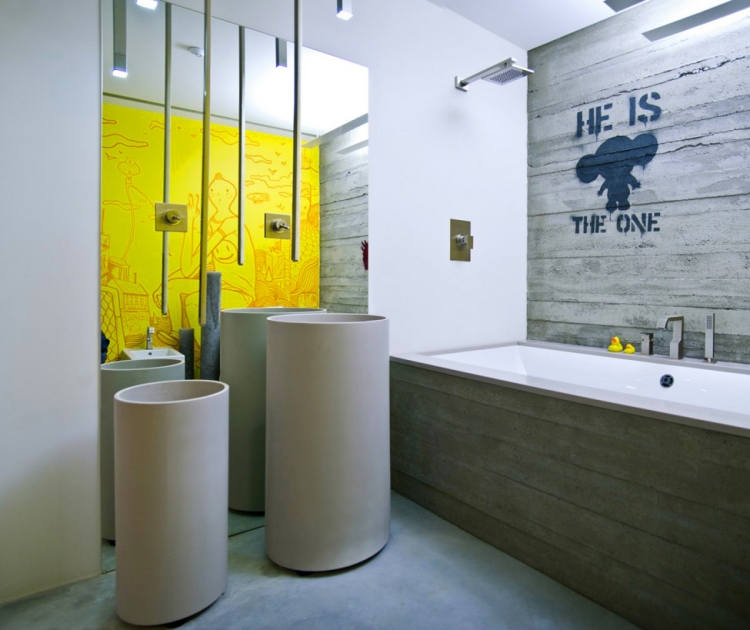 tablier-baignoire-plaques-pierre-naturelle-grand-miroir-peinture-murale-jaune
