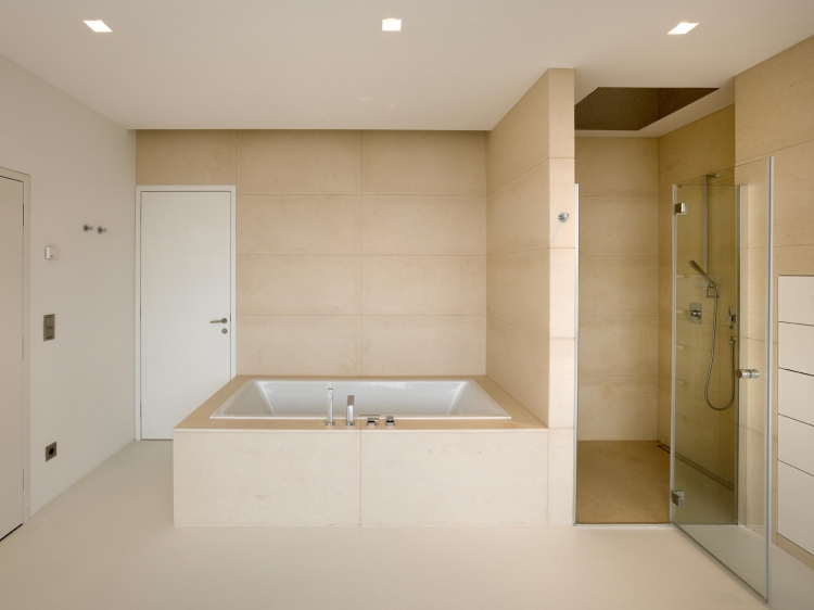 tablier de baignoire résine-beige-clair-sol-murs-assortis