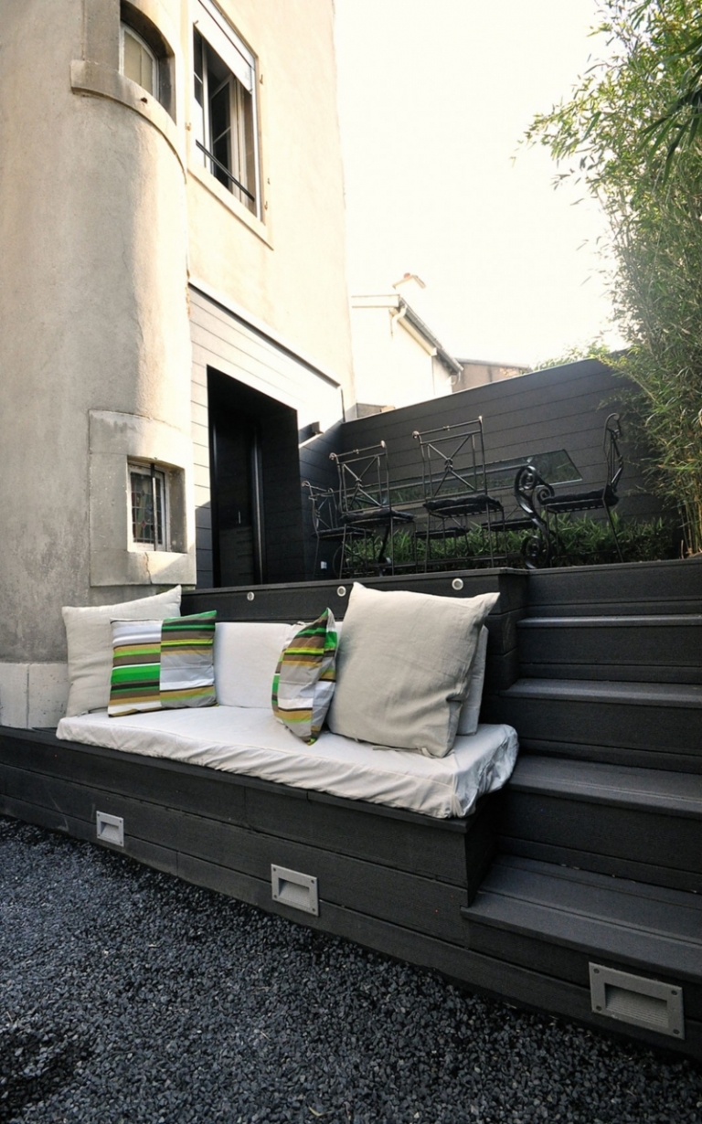 toit-terrasse-banc-bois-composite-coussins-gravier meuble noir