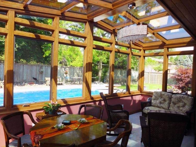 Véranda bois en 35 idées d'aménagement et décoration Toiture décor Véranda