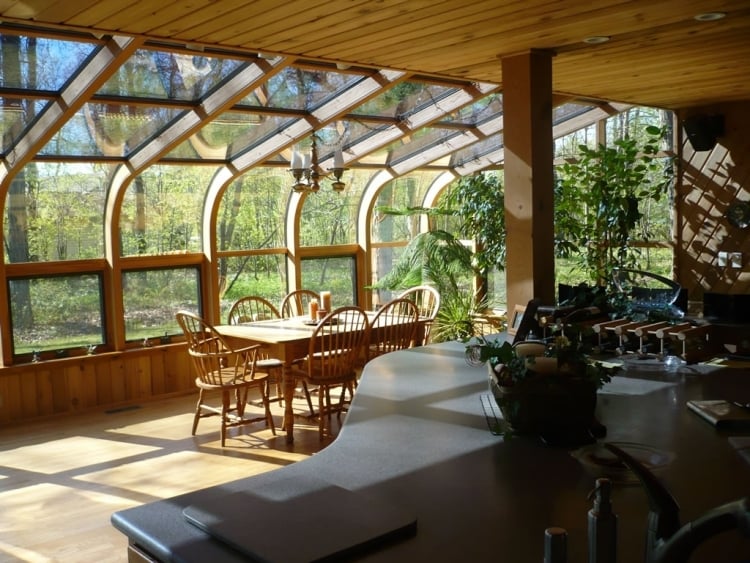 véranda-bois-contemporaine salle manger ouverte cuisine