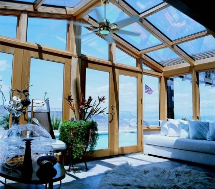 véranda-bois-toiture-vitrée-ventilateur-plafond-donne-piscine-extérieur