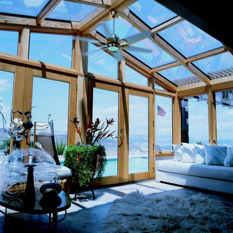 véranda-bois-toiture-vitrée-ventilateur-plafond-donne-piscine-extérieur