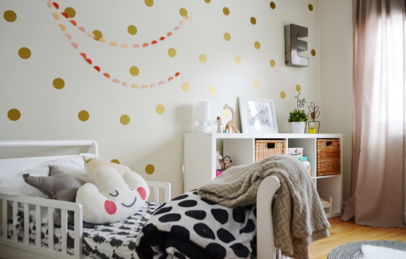 étagères-Ikea-Kallax-blanc-acrylique-lit-assorti-chambre-enfant