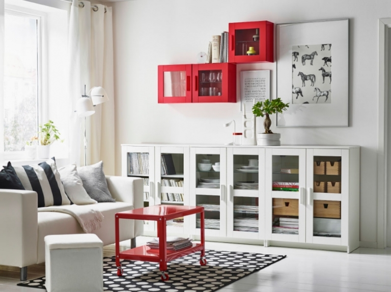 étagères-Ikea-Kallax-blanc-canapé-assorti-table-basse-métallique-rouge