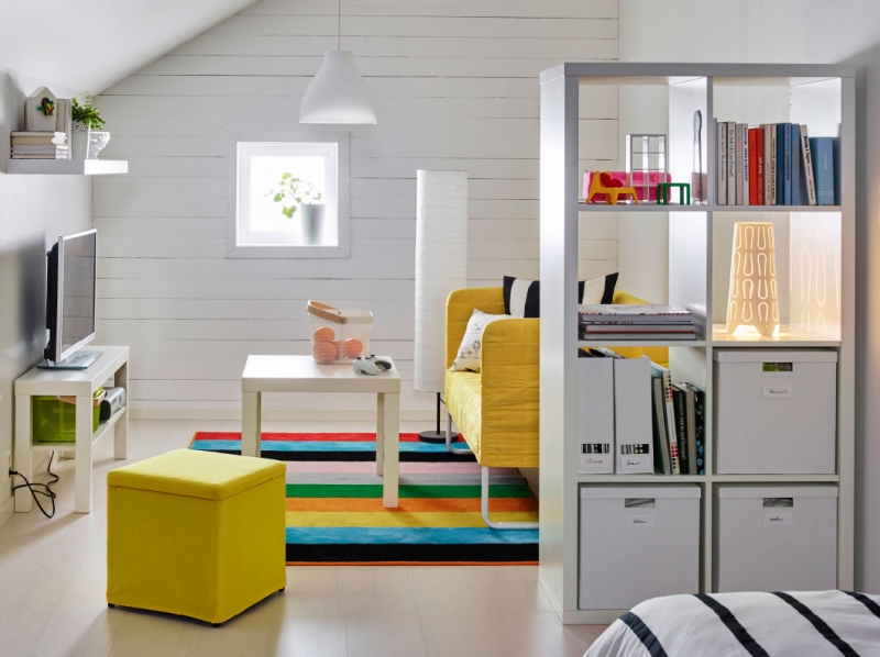 étagères Ikea Kallax-blanc-casiers-assortis-canapé-chaise-jaune-tapis-multicolore