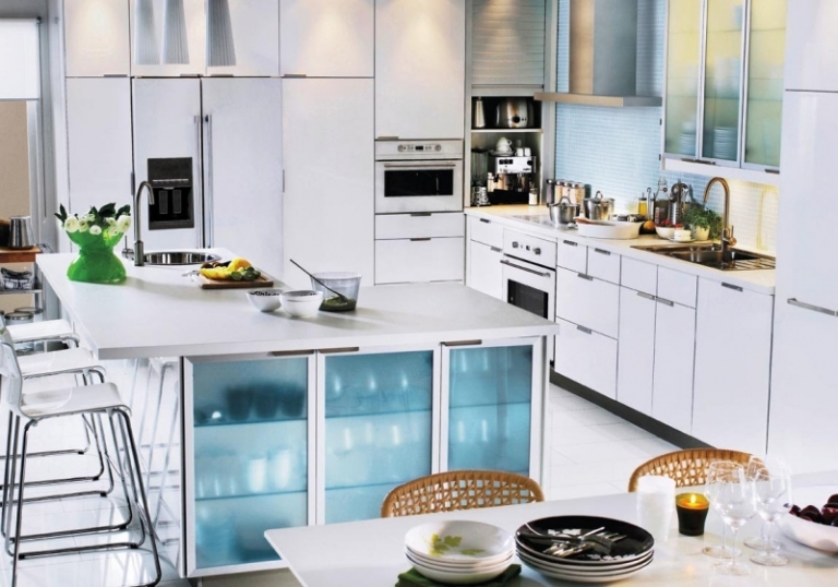 étagères-Ikea-Kallax-blanc-intégrées-meubles-cuisine
