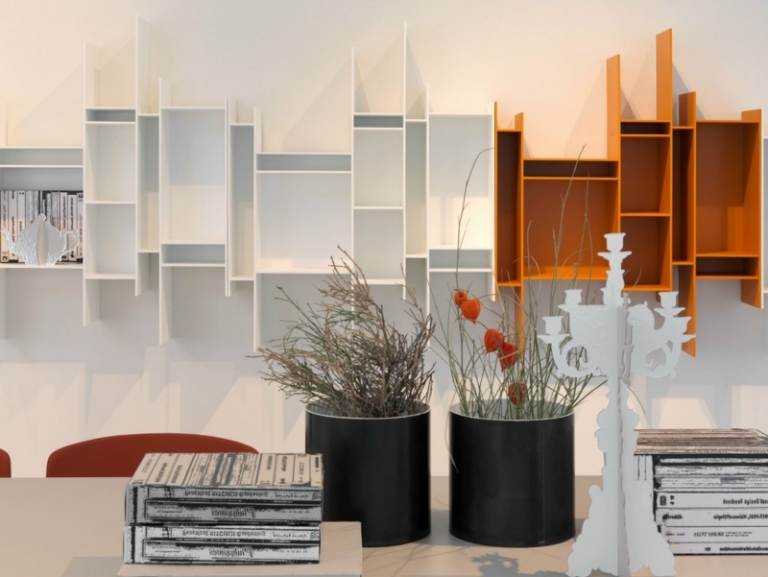 étagères-Ikea-Kallax-blanc-orange-fixées-mur