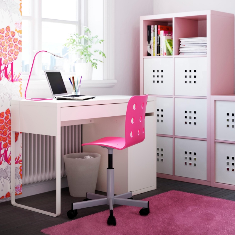 étagères-Ikea-Kallax-colorées-rose-casiers-blancs-chaise-tapis-assortis