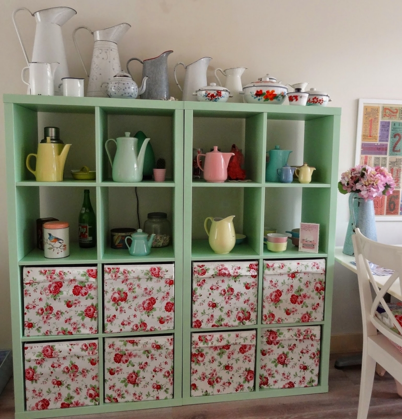 étagères-Ikea-Kallax-colorées-vert-pastel-casiers-blancs-motifs-fleurs-roses