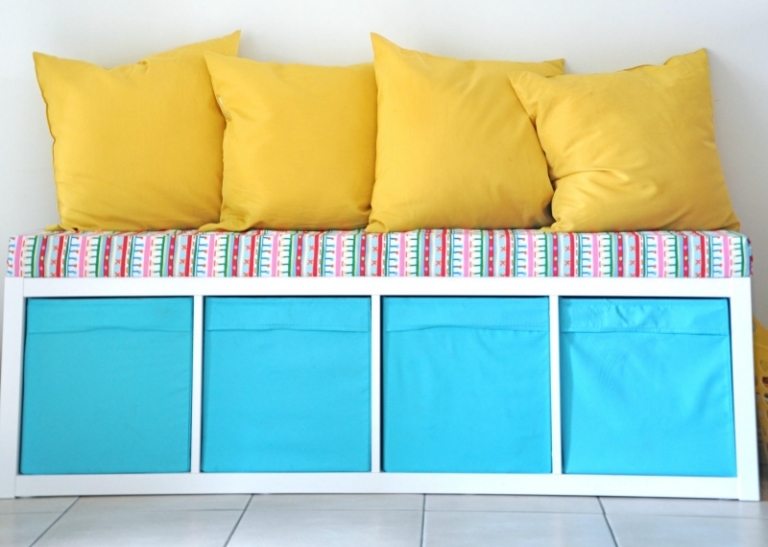 étagères-Ikea-Kallax-intégrées-canapé-casiers-bleus-coussins-jaunes