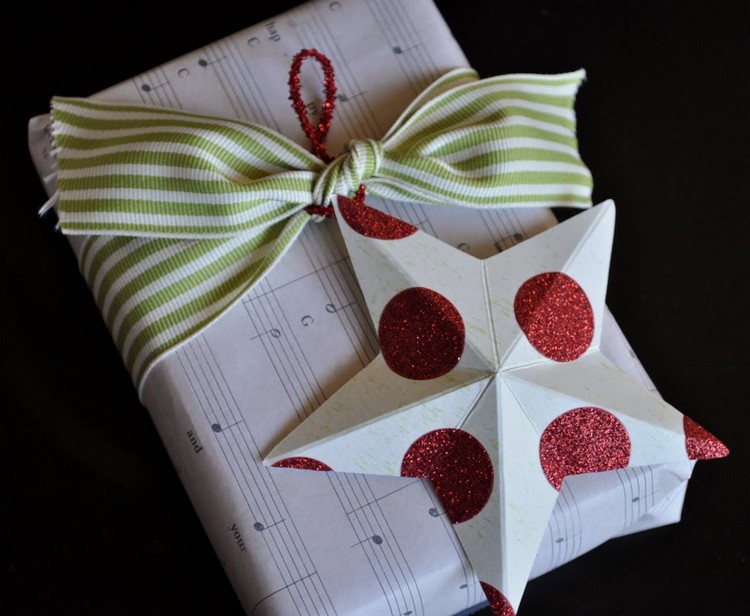 étoile-Noël-papier-plié-coloré-paquet-cadeau