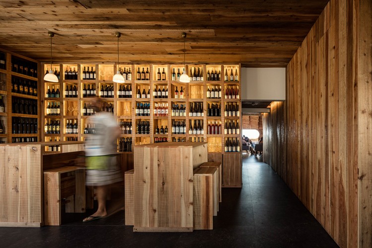 architecture-organique-intérieur bar bancs murs casiers bois massif