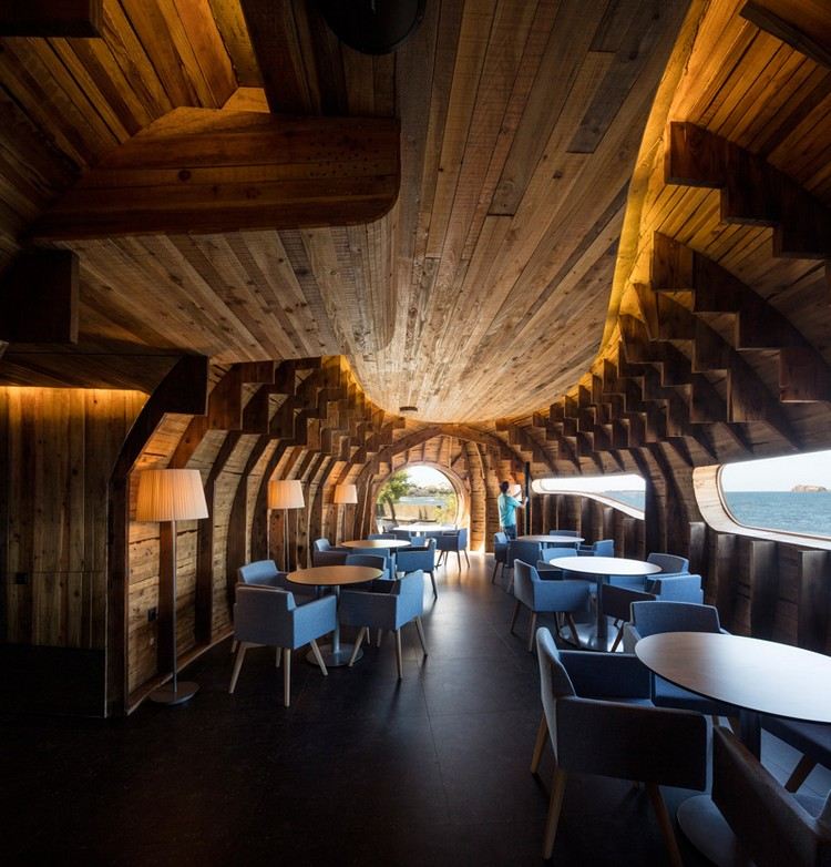 architecture-organique-murs plafond bois brut fauteuils bleus