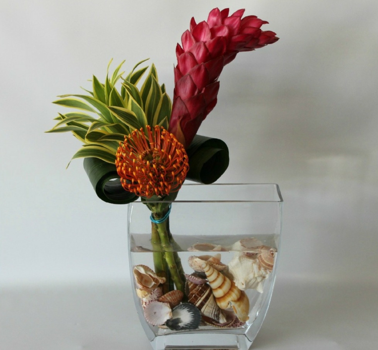 astuce-rangement-idée-déco-ikebana-fleurs-exotiques-vase-coquillages