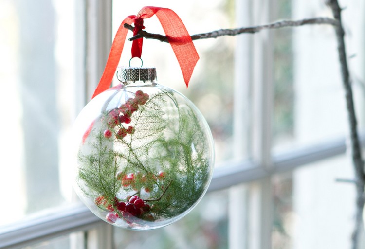 boules de Noël en verre transparent décorer-soi-même-baies-rouges-verdure
