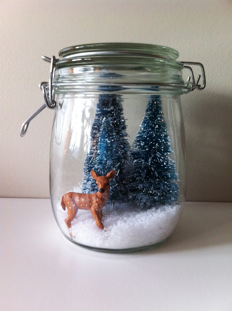 boules-neige-bocal-verre-couvercle-figurine-biche-sapin-brosse-bouteille