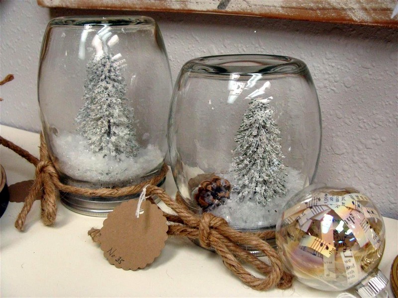 boules-neige-bocaux-verre-sapins-decoratifs-neige-artificielle-corde-jute-cartes boules à neige