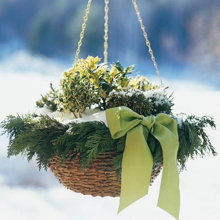 bricolage-hiver-Avent-panier-suspendu-tresse-branches-cypres-noeud-vert bricolage hiver