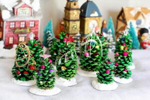 bricolage-noel-enfant-foret-sapins-noel-pommes-pin-peinture-verte-perles