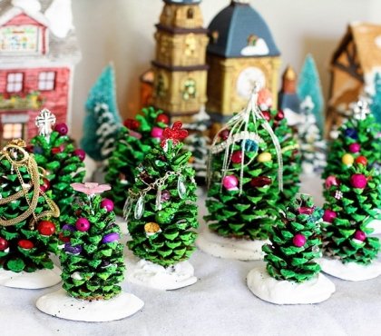 bricolage-noel-enfant-foret-sapins-noel-pommes-pin-peinture-verte-perles