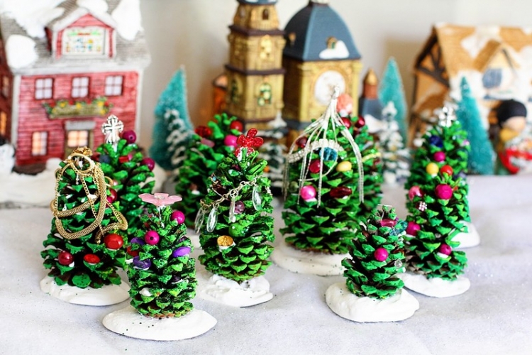 bricolage-noel-enfant-foret-sapins-noel-pommes-pin-peinture-verte-perles