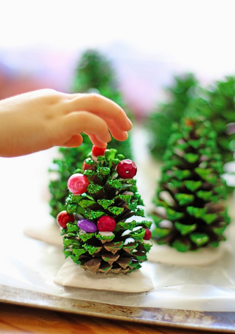 bricolage-noel-enfant-sapin-noel-pomme-pin-peinte-verte-deco-perles bricolage Noël enfant