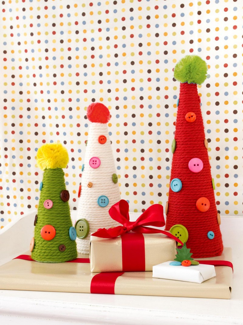 bricolage-noel-enfant-sapins-cones-papier-corde-verte-blanche-rouge-boutons bricolage Noël enfant