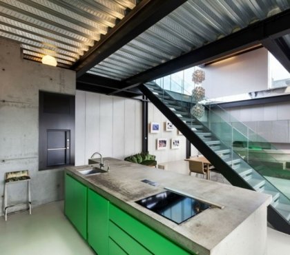 béton-ciré-plan-travail-cuisine-mobilier-vert-escalier-design