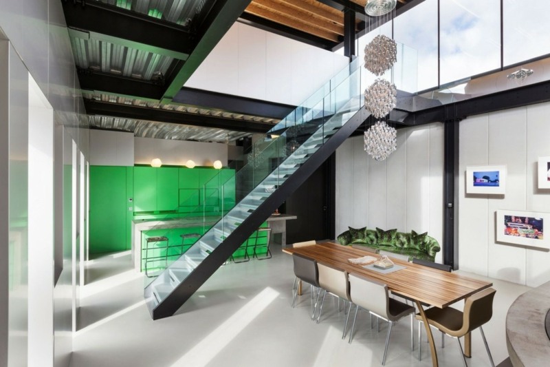 béton-ciré-plan-travail-cuisine-murs-gris-escalier-moderne-rampe