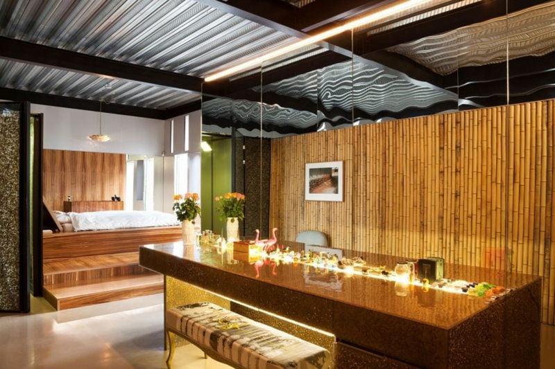 béton-ciré-plan-travail-cuisine-plafond-aluminium-lambris-mural-bambou