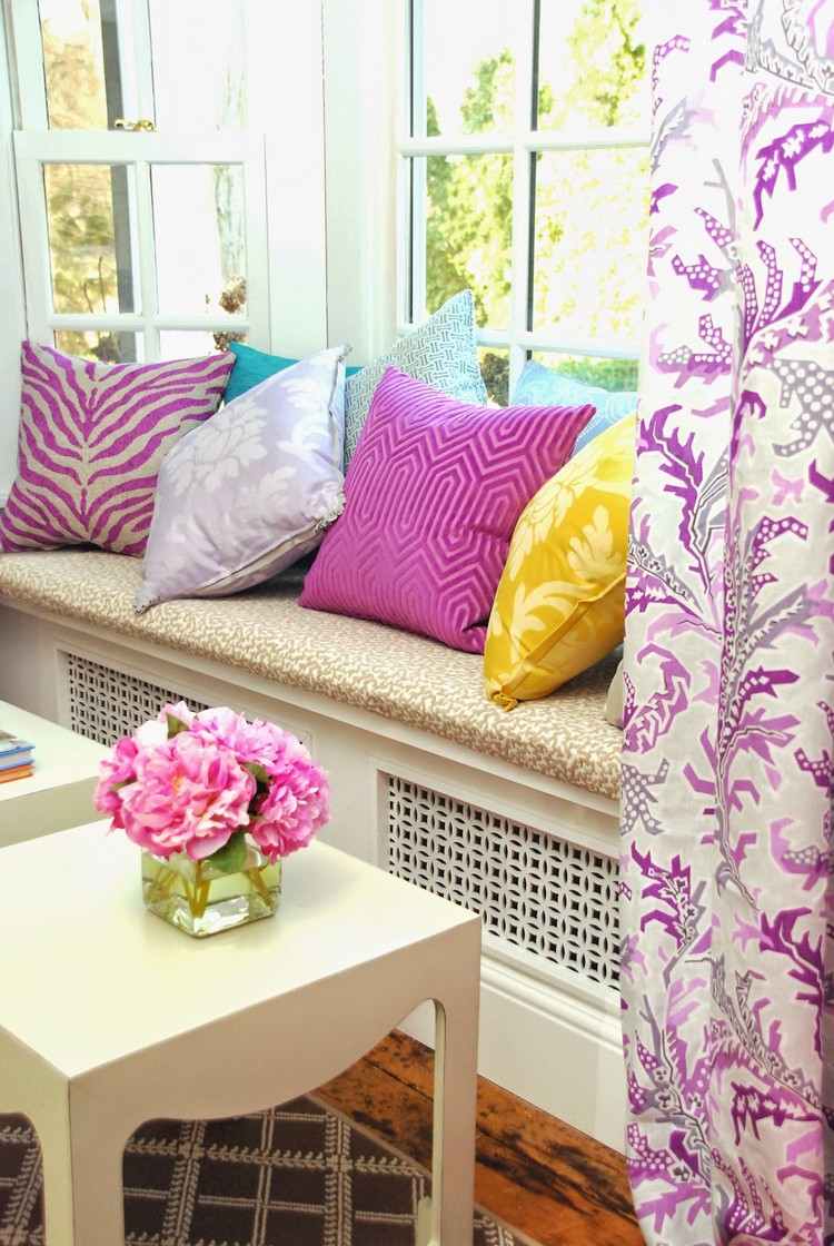 cache radiateur -blanc-banquette-coussins-multicolores