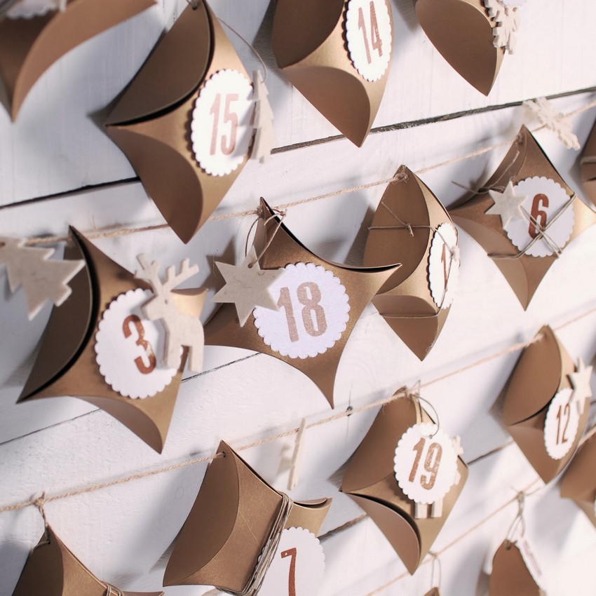 calendrier-avent-faire-soi-meme-boites-carton-numerotees-pendentifs-sapins-etoiles-rennes calendrier de l’Avent à faire soi-même