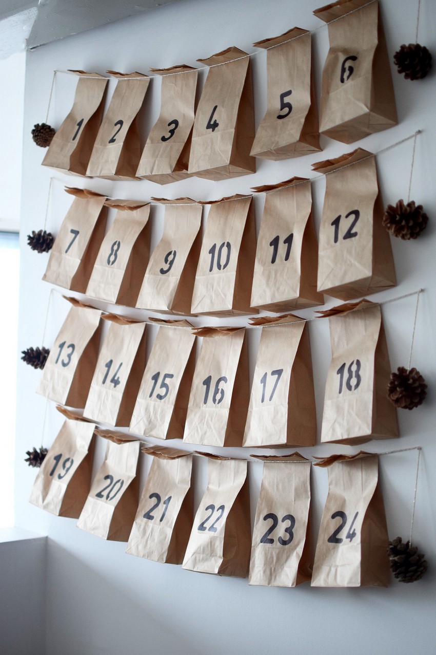 calendrier-avent-faire-soi-meme-pochettes-papier-numerotees-pommes-pin-accrocher-mur calendrier de l’Avent à faire soi-même