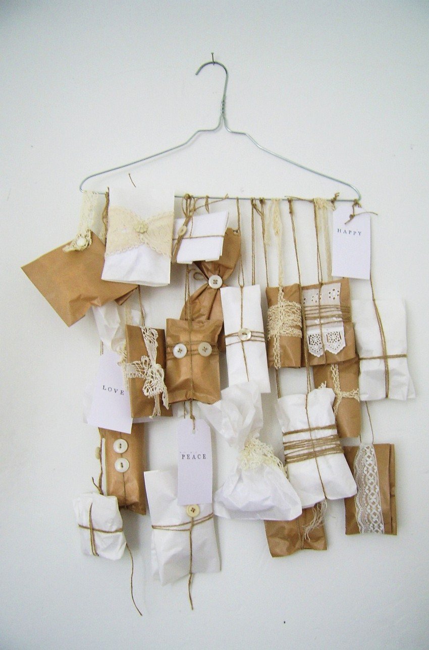 calendrier-avent-faire-soi-meme-vintage-cintre-metal-pochettes-papier-blanc-marron-dentelle-corde-jute calendrier de l’Avent à faire soi-même