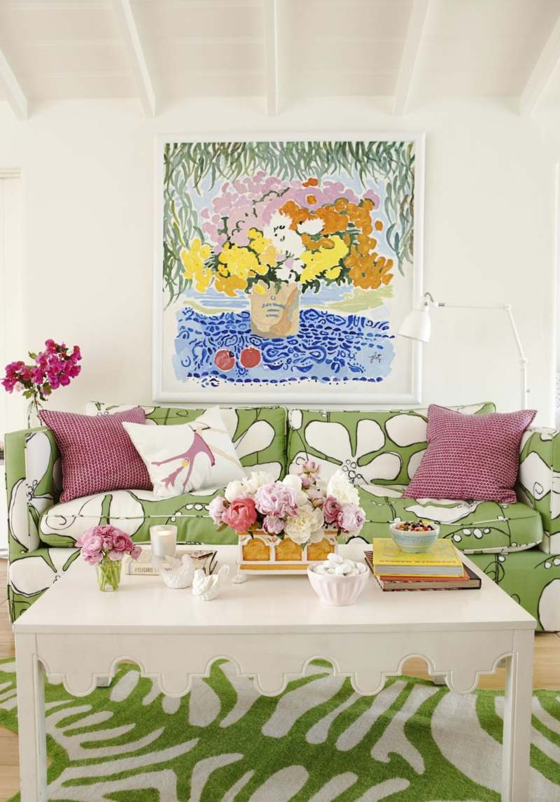 canapé-vert-motifs floraux blancs tapis zébré couleurs assorties