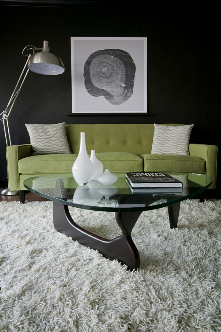 canapé-vert-olive-chic-coussins gris lampadaire table basse galet tapis shaggy