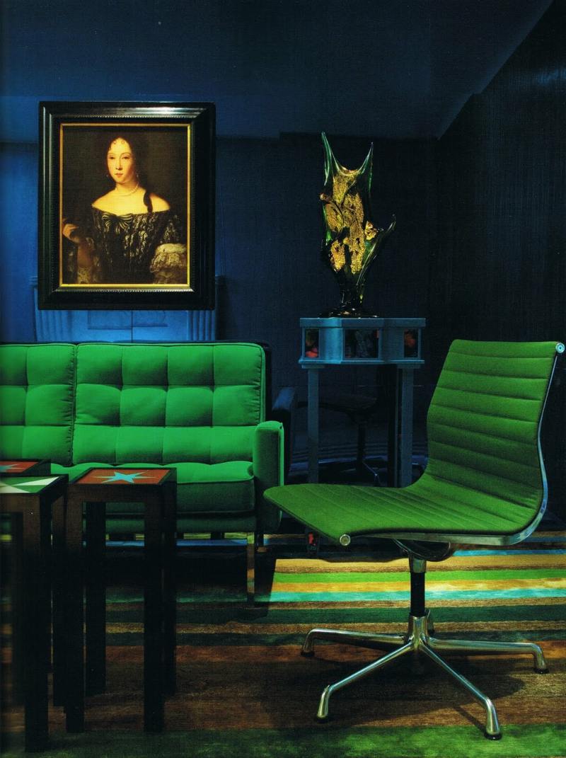 canapé-vert-saturé chaise pivotante assortie déco objets art