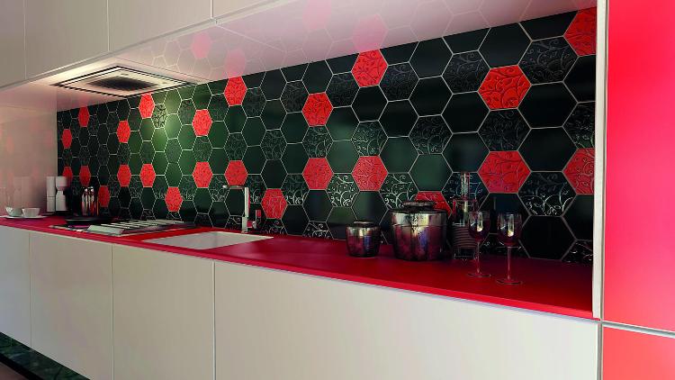carrelage-hexagonal-noir-rouge-crédence-cuisine-mobilier-laqué-blanc