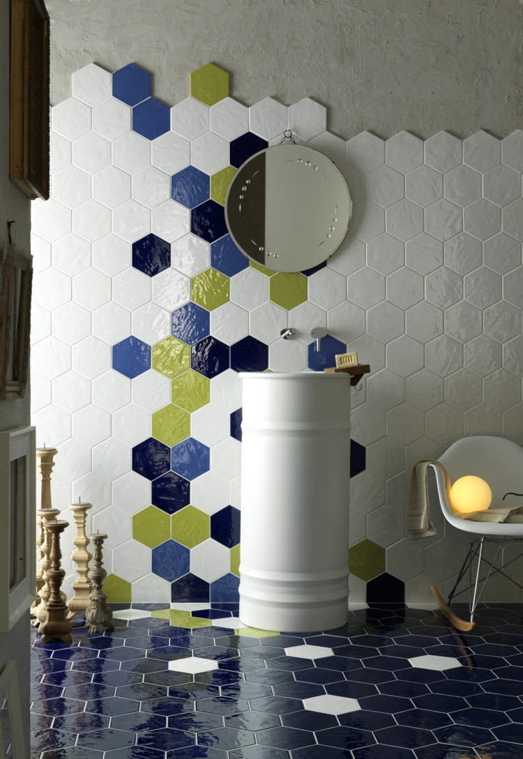 carrelage-hexagonal-sol-mur-partiellement-recouvert-design-original
