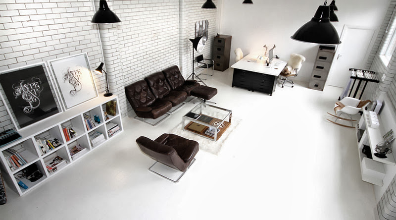 carrelage-metro-blanc-joints-noirs-salon-coin-bureau-fauteuils-cuir-marron-meuble-bas-blanc
